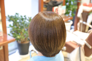 毛量の多い髪質を縮毛矯正をして収まりの良い髪型になりました